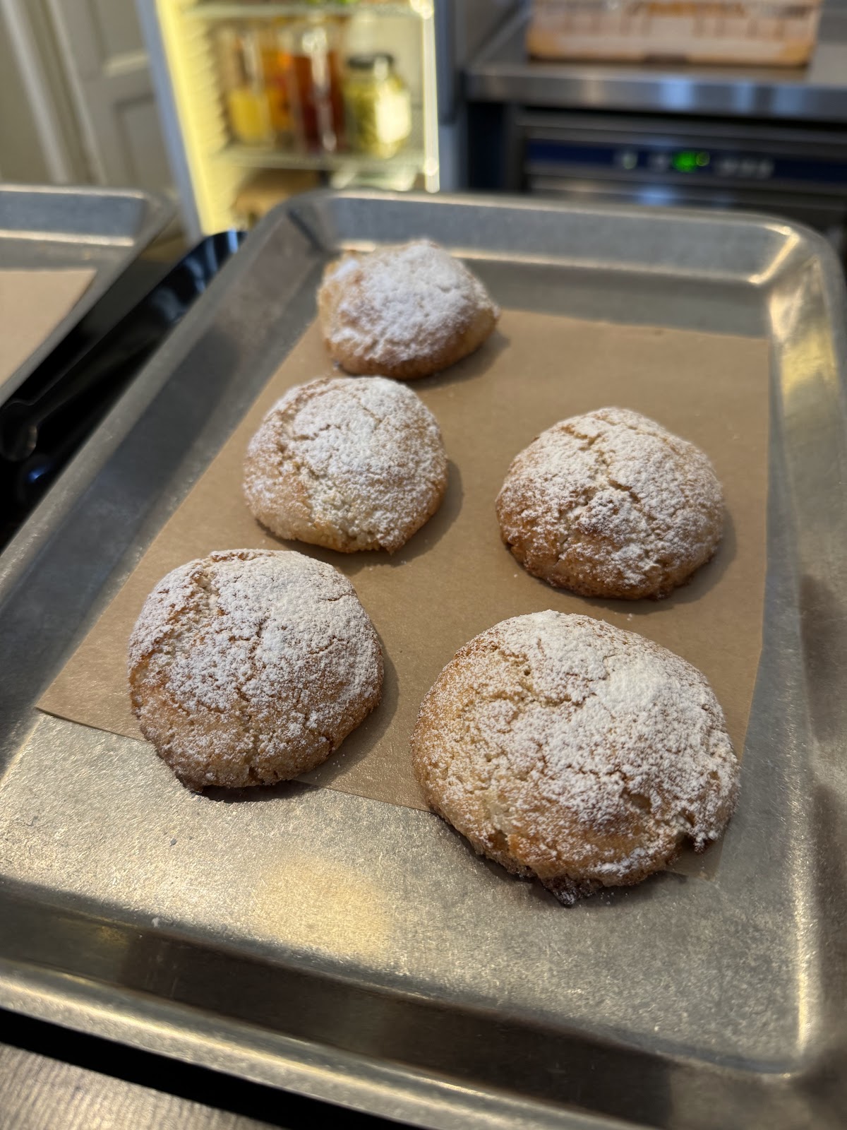 Nygräddade bakverk med florsocker